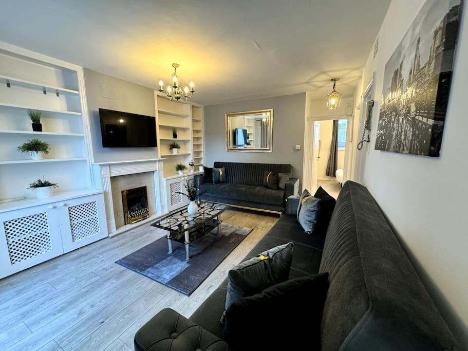 Newly Renovated Kensington 2 Bedroom Apartment With Balcony Near Harrods Sleeps 6, 2 Min Walk From Station London Exterior foto