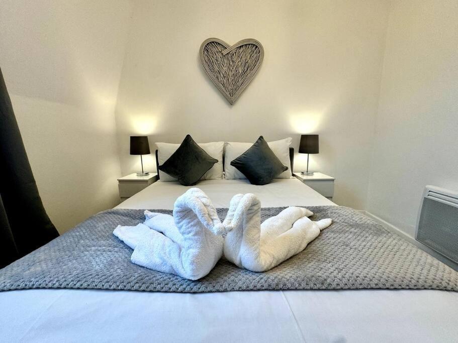 Newly Renovated Kensington 2 Bedroom Apartment With Balcony Near Harrods Sleeps 6, 2 Min Walk From Station London Exterior foto