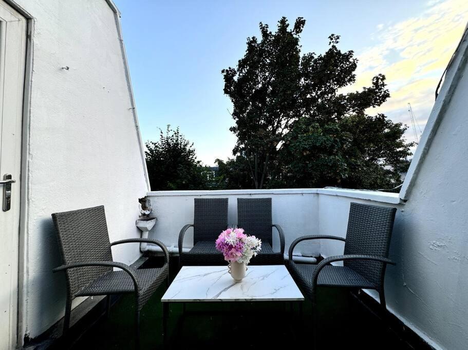 Newly Renovated Kensington 2 Bedroom Apartment With Balcony Near Harrods Sleeps 6, 2 Min Walk From Station London Exterior foto