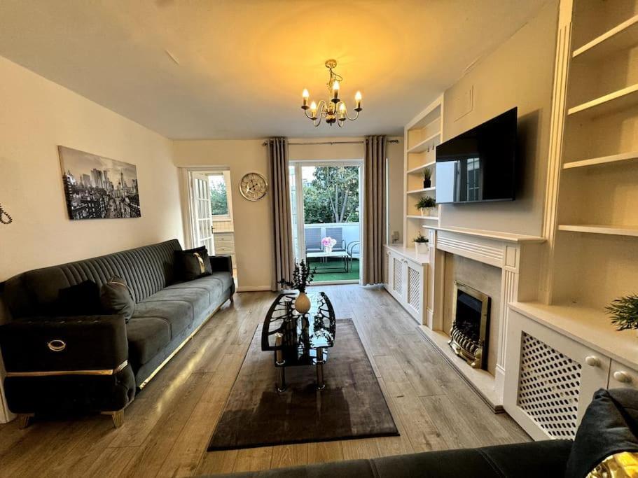 Newly Renovated Kensington 2 Bedroom Apartment With Balcony Near Harrods Sleeps 6, 2 Min Walk From Station London Exterior foto