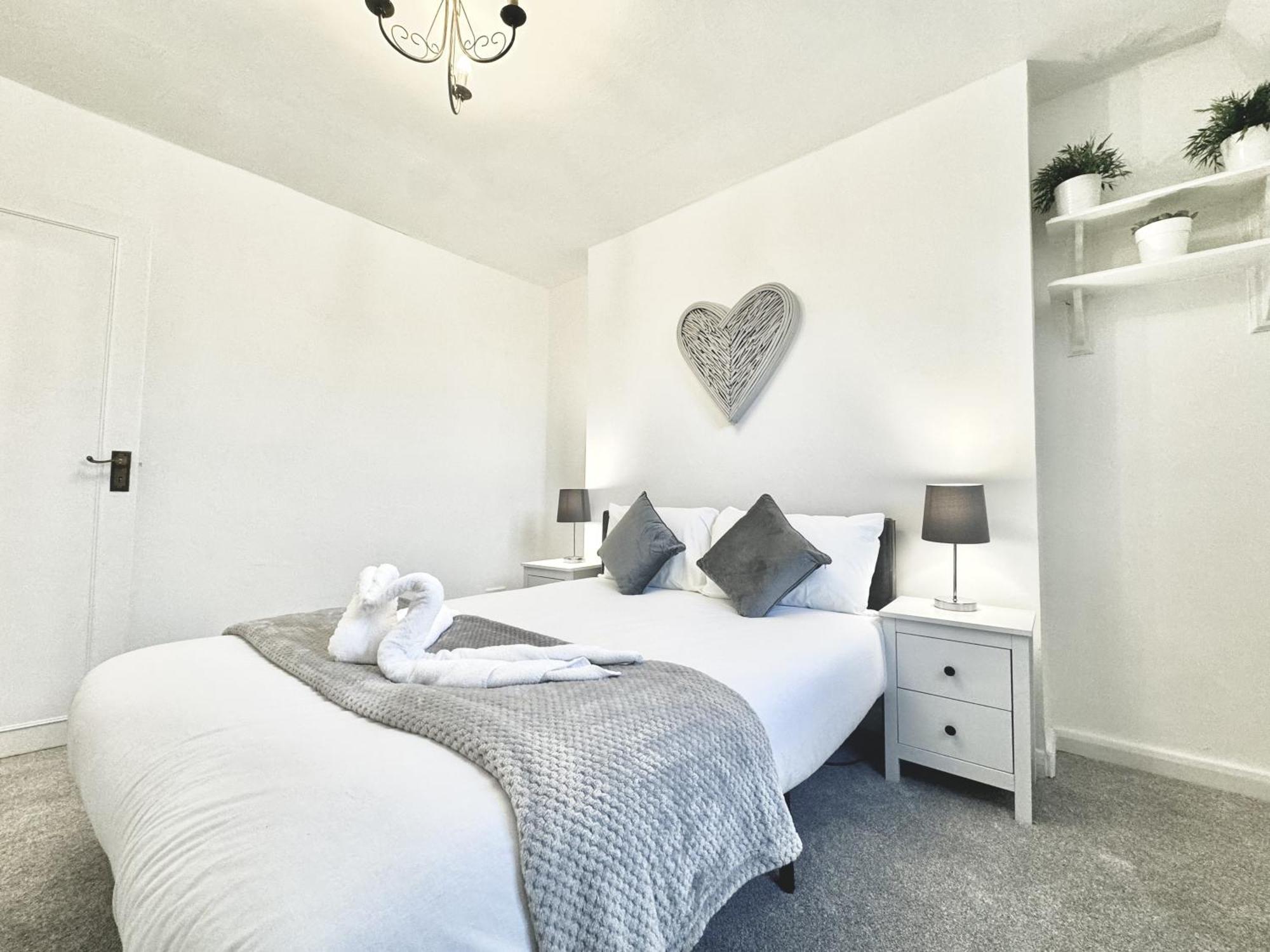 Newly Renovated Kensington 2 Bedroom Apartment With Balcony Near Harrods Sleeps 6, 2 Min Walk From Station London Exterior foto