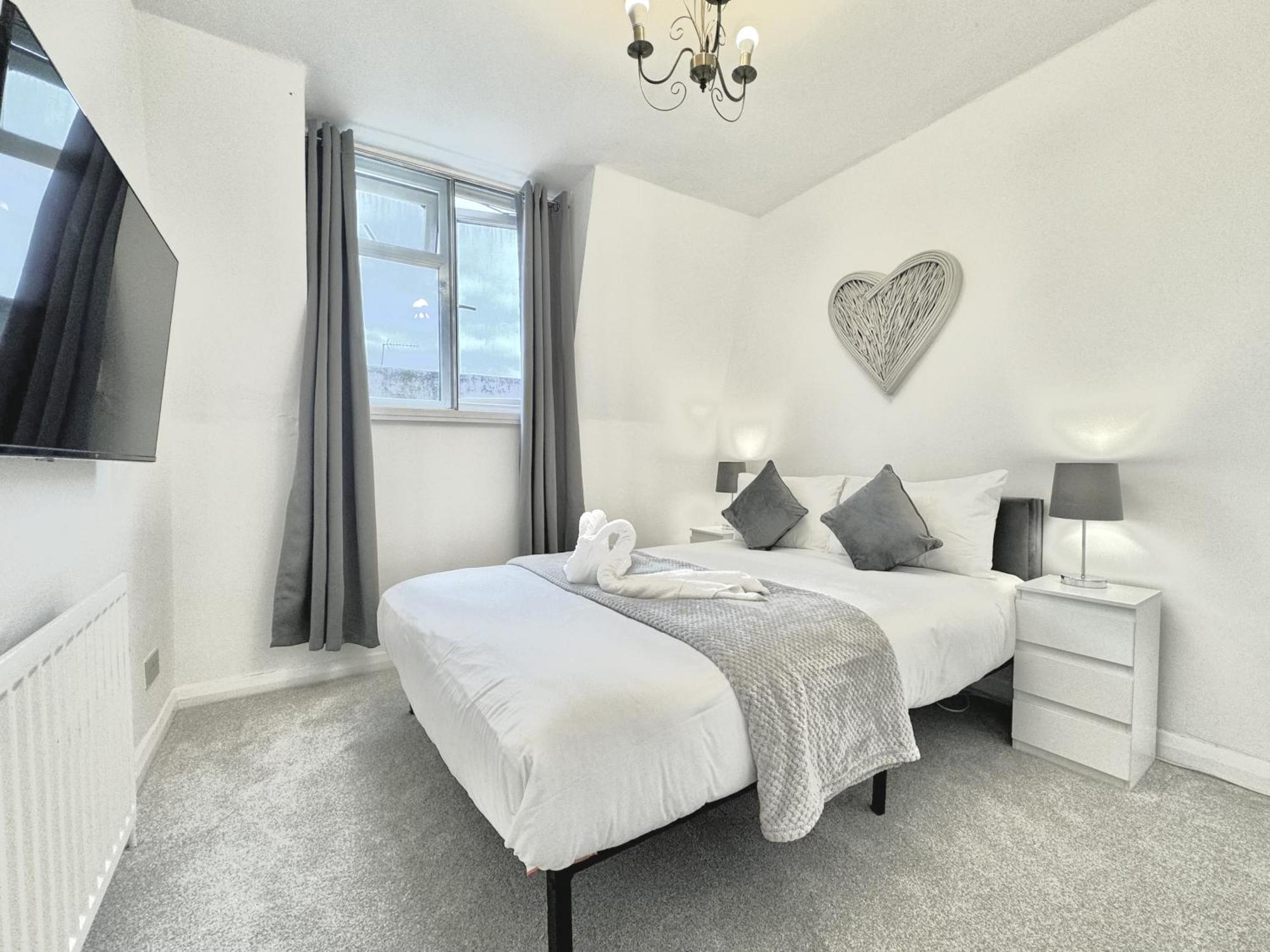 Newly Renovated Kensington 2 Bedroom Apartment With Balcony Near Harrods Sleeps 6, 2 Min Walk From Station London Exterior foto