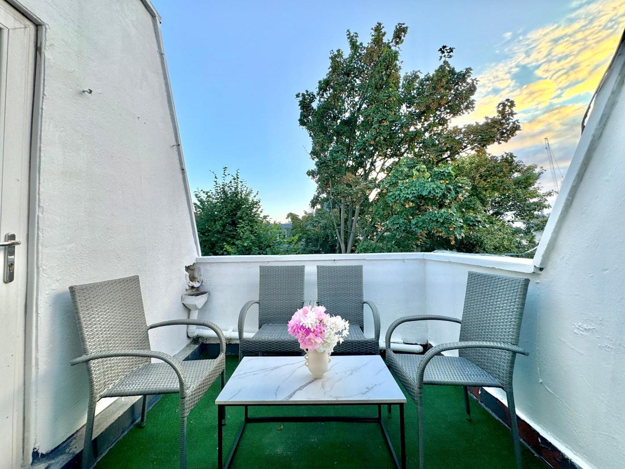 Newly Renovated Kensington 2 Bedroom Apartment With Balcony Near Harrods Sleeps 6, 2 Min Walk From Station London Exterior foto