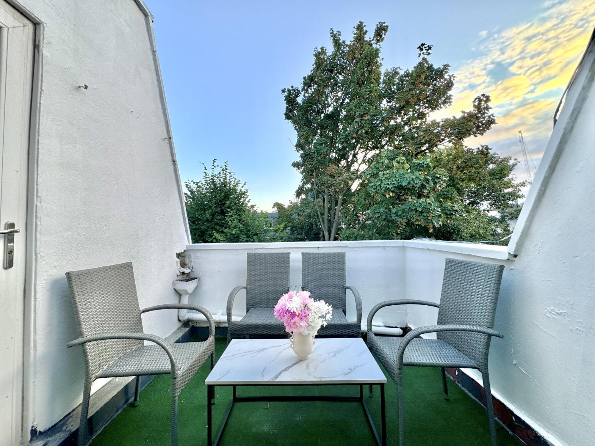Newly Renovated Kensington 2 Bedroom Apartment With Balcony Near Harrods Sleeps 6, 2 Min Walk From Station London Exterior foto