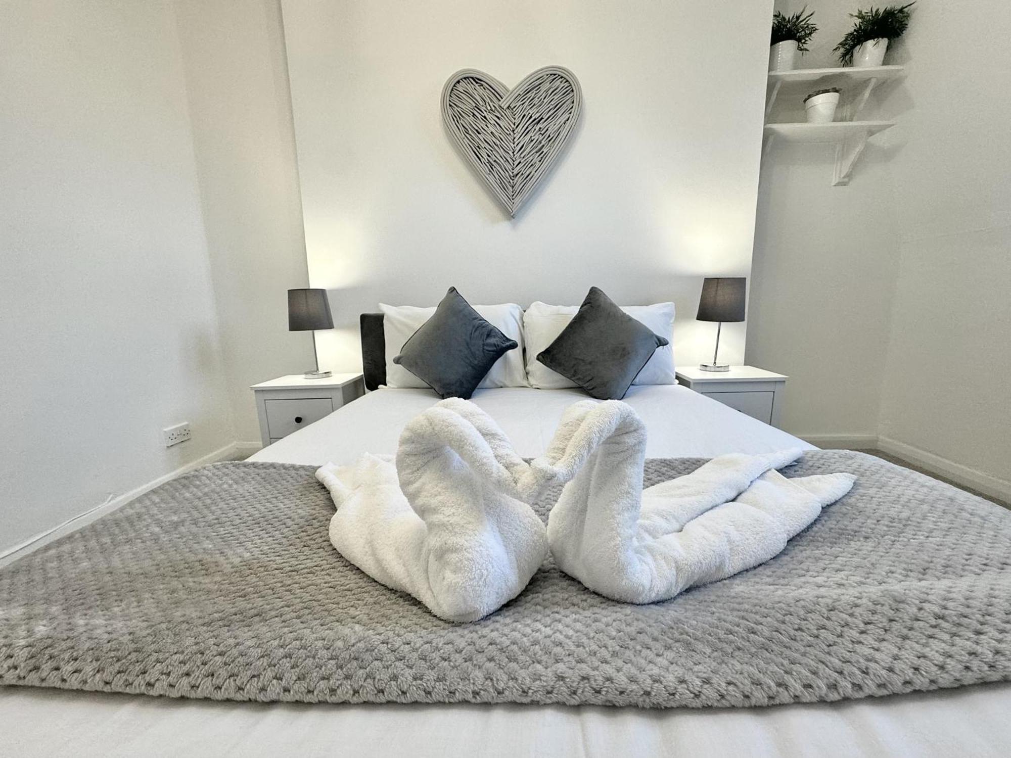 Newly Renovated Kensington 2 Bedroom Apartment With Balcony Near Harrods Sleeps 6, 2 Min Walk From Station London Exterior foto