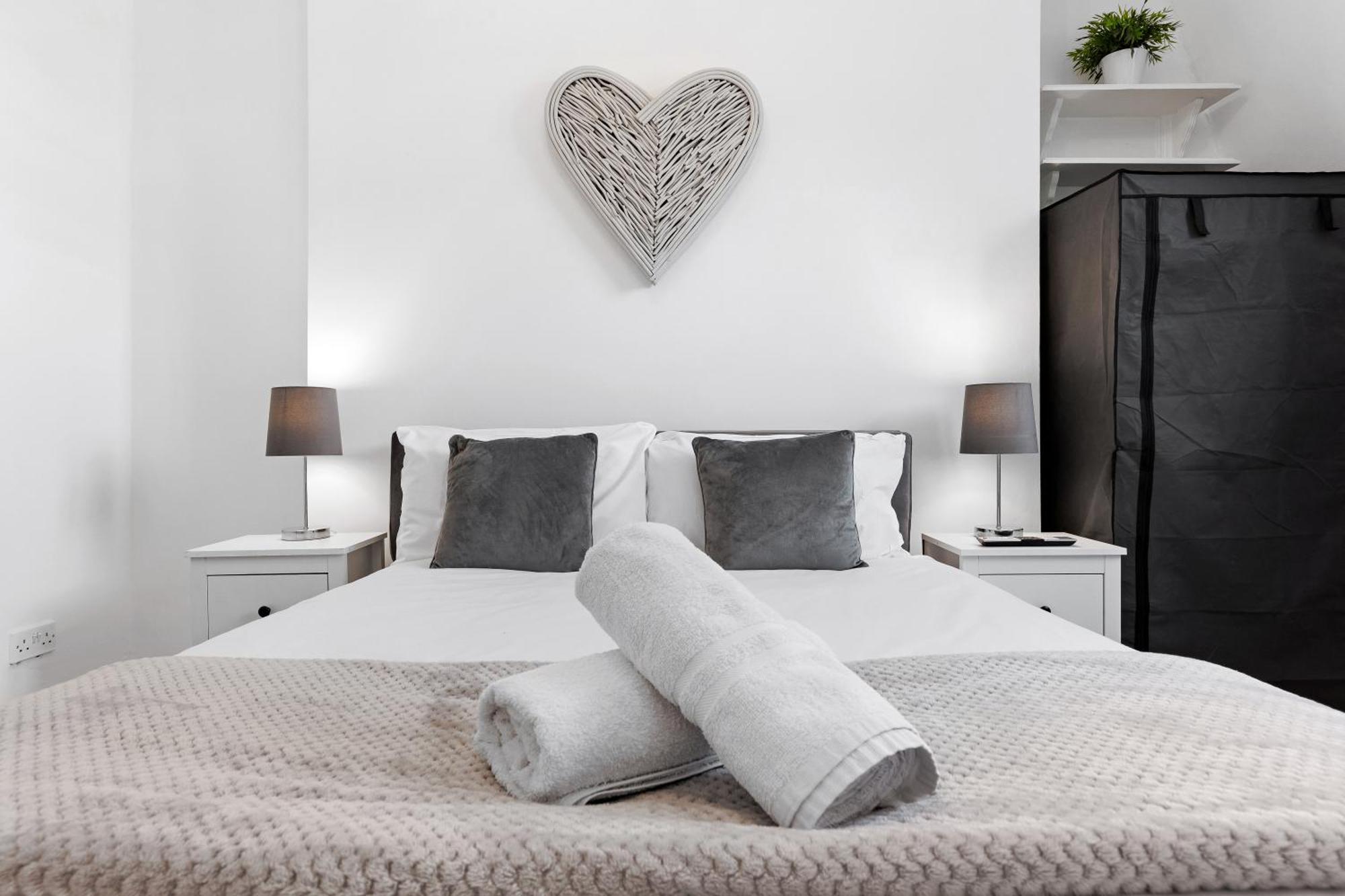 Newly Renovated Kensington 2 Bedroom Apartment With Balcony Near Harrods Sleeps 6, 2 Min Walk From Station London Exterior foto
