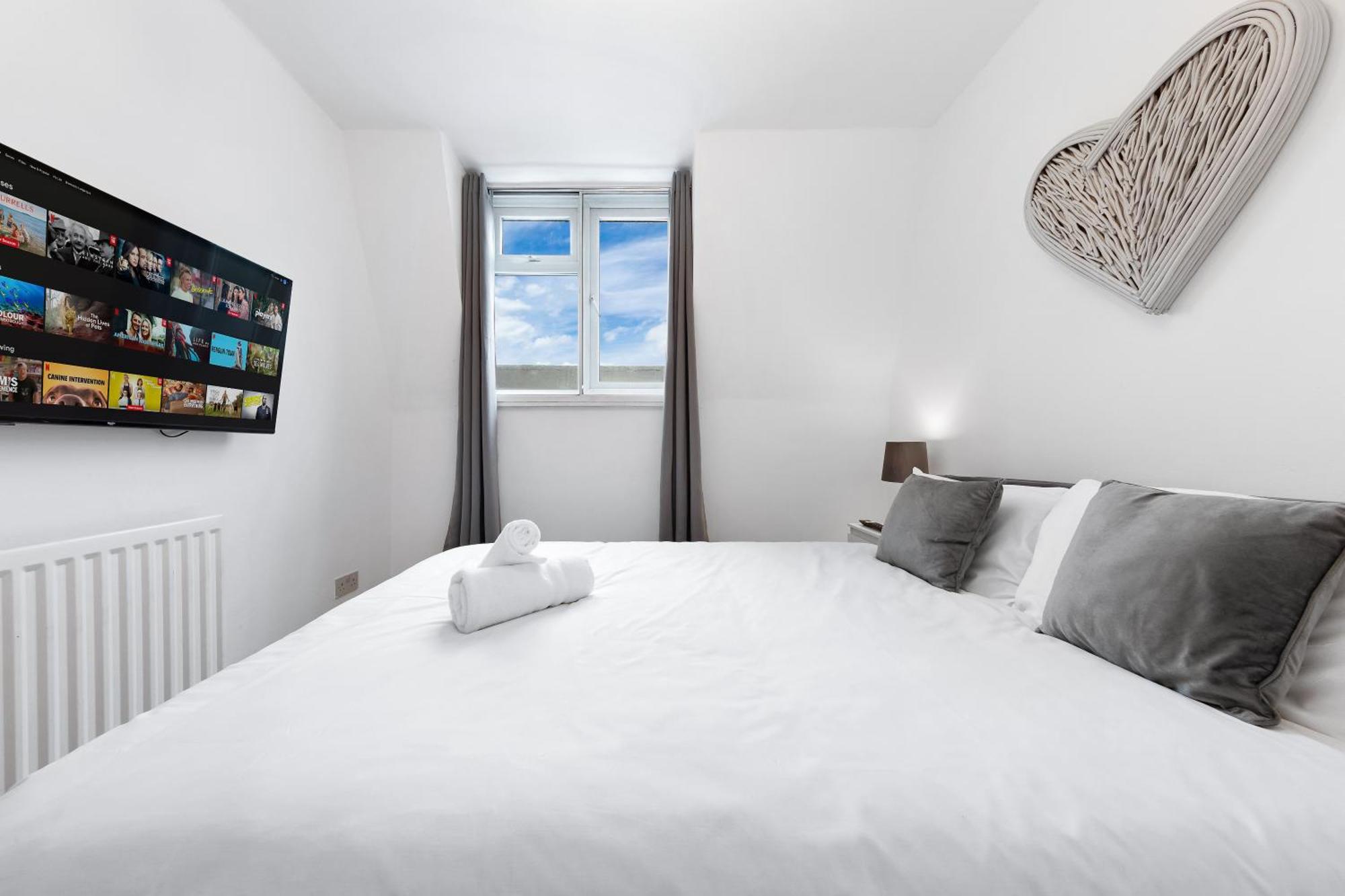 Newly Renovated Kensington 2 Bedroom Apartment With Balcony Near Harrods Sleeps 6, 2 Min Walk From Station London Exterior foto