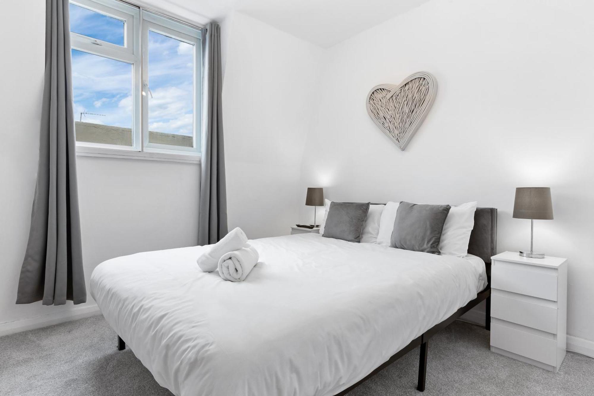 Newly Renovated Kensington 2 Bedroom Apartment With Balcony Near Harrods Sleeps 6, 2 Min Walk From Station London Exterior foto
