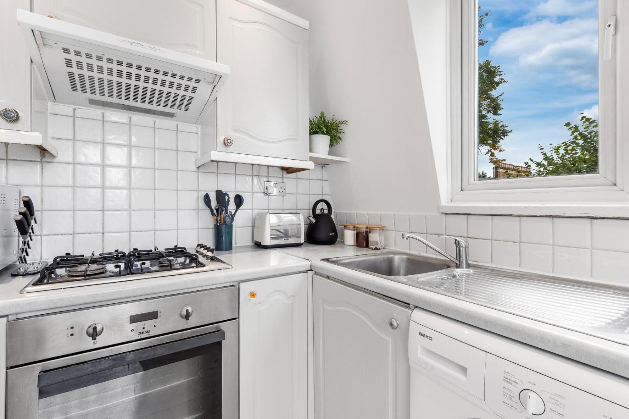 Newly Renovated Kensington 2 Bedroom Apartment With Balcony Near Harrods Sleeps 6, 2 Min Walk From Station London Exterior foto