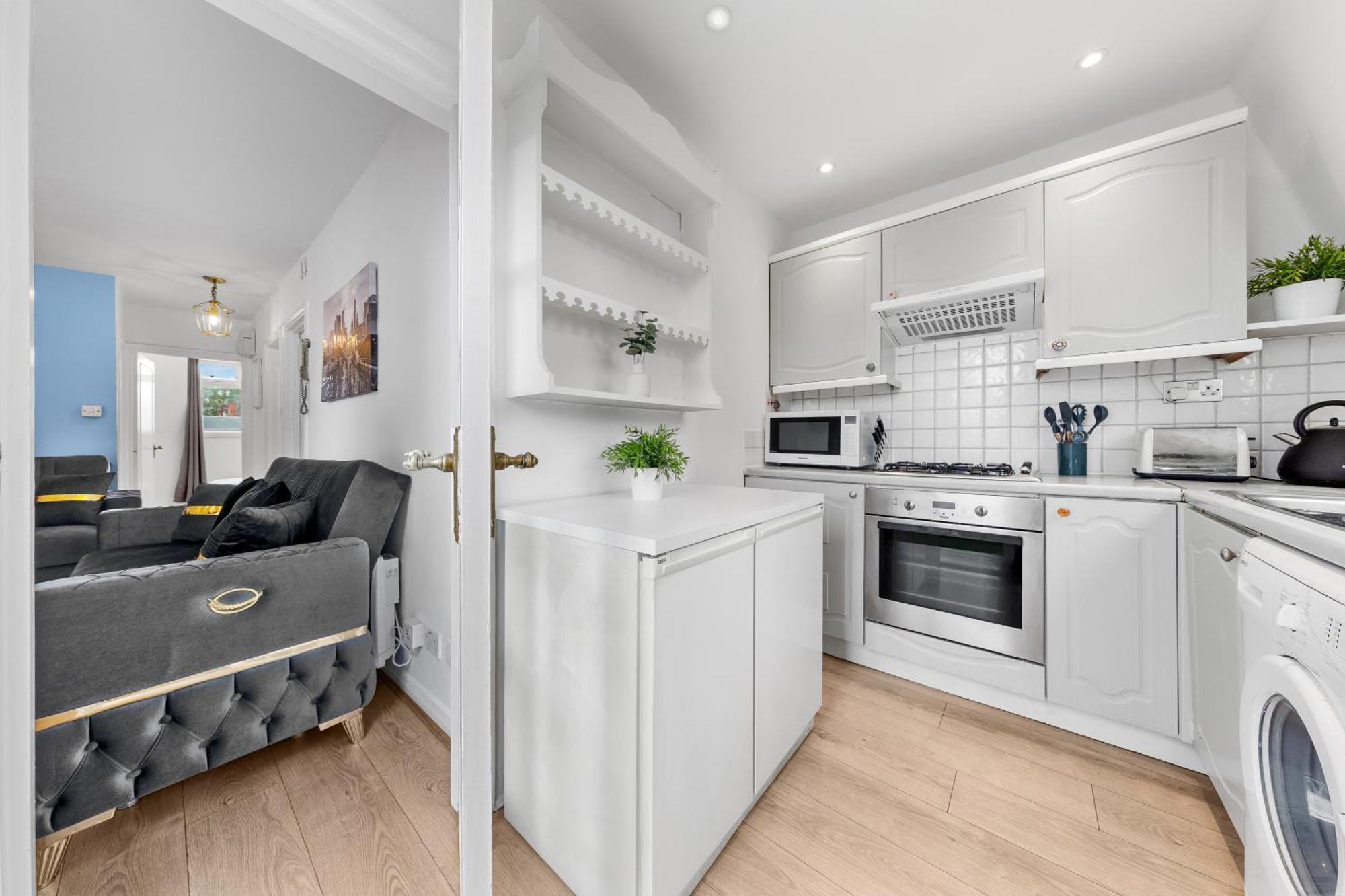 Newly Renovated Kensington 2 Bedroom Apartment With Balcony Near Harrods Sleeps 6, 2 Min Walk From Station London Exterior foto