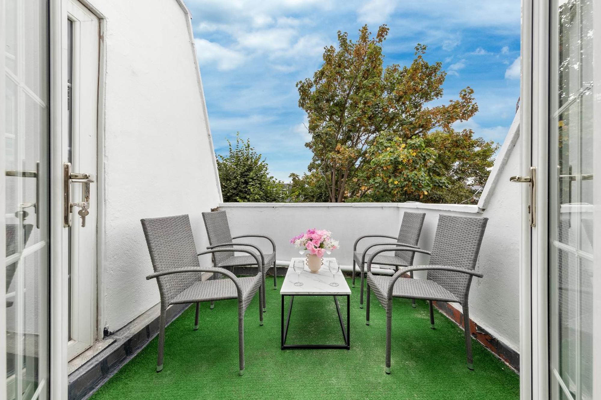 Newly Renovated Kensington 2 Bedroom Apartment With Balcony Near Harrods Sleeps 6, 2 Min Walk From Station London Exterior foto