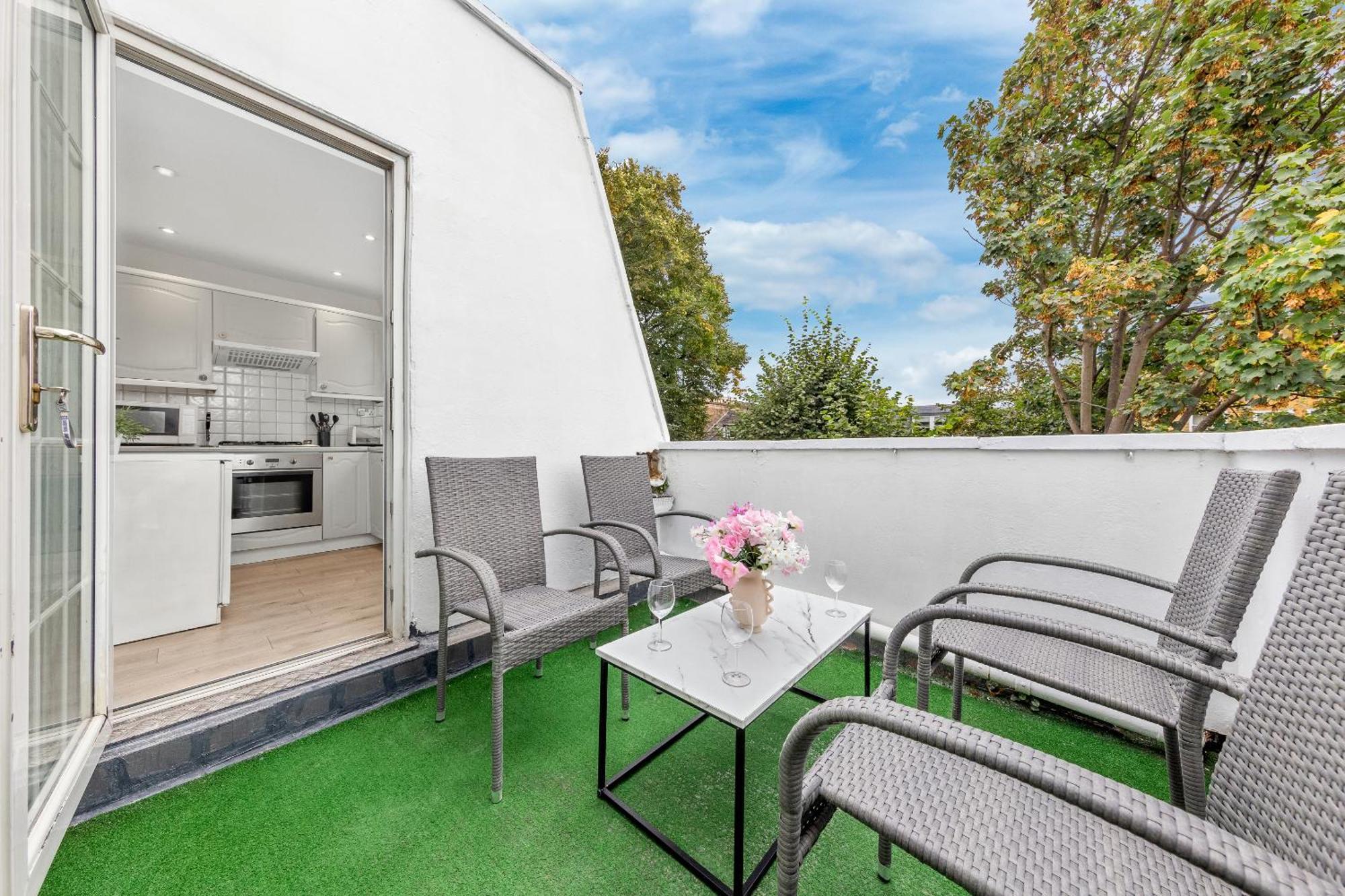 Newly Renovated Kensington 2 Bedroom Apartment With Balcony Near Harrods Sleeps 6, 2 Min Walk From Station London Exterior foto