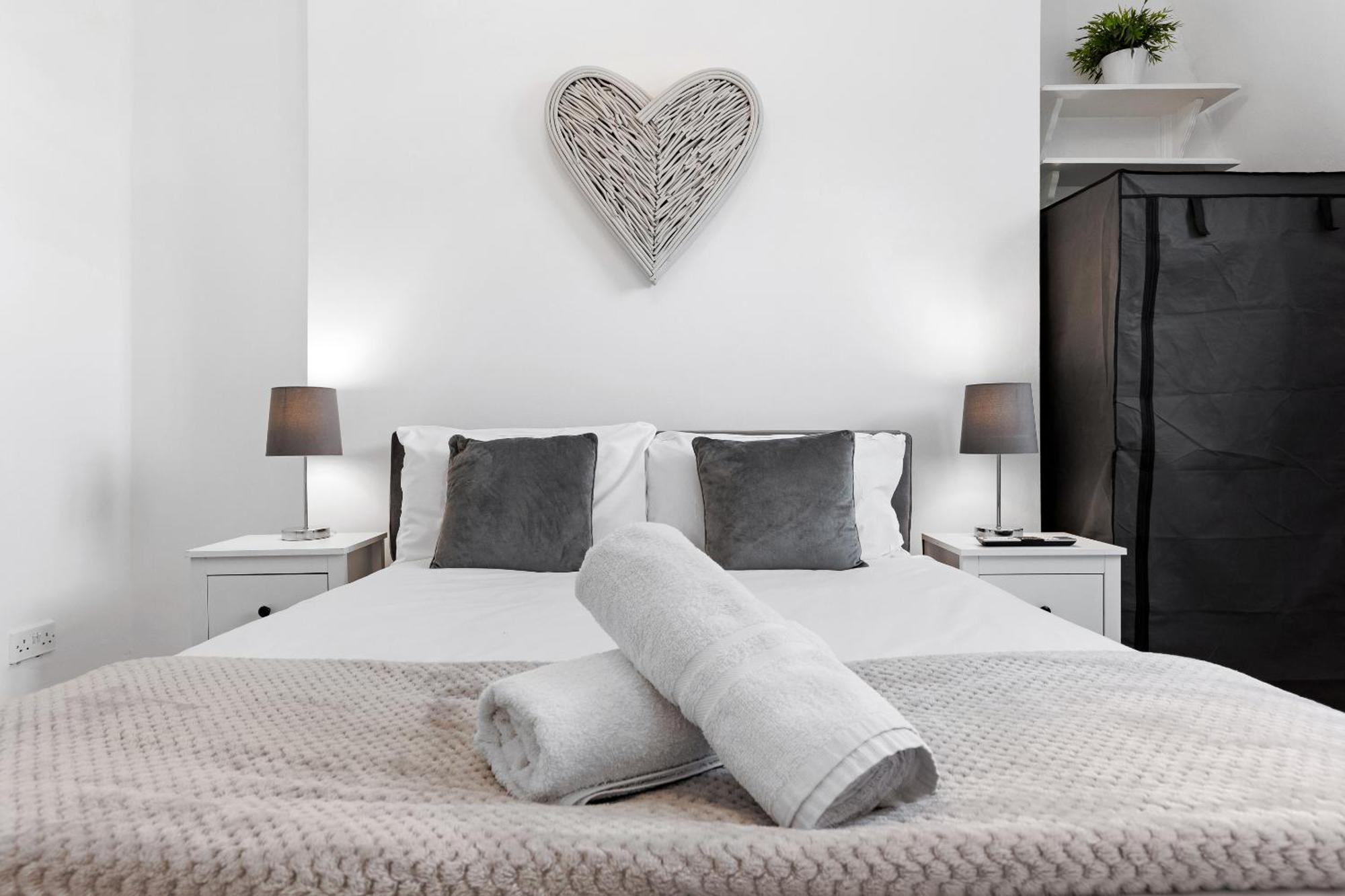 Newly Renovated Kensington 2 Bedroom Apartment With Balcony Near Harrods Sleeps 6, 2 Min Walk From Station London Exterior foto