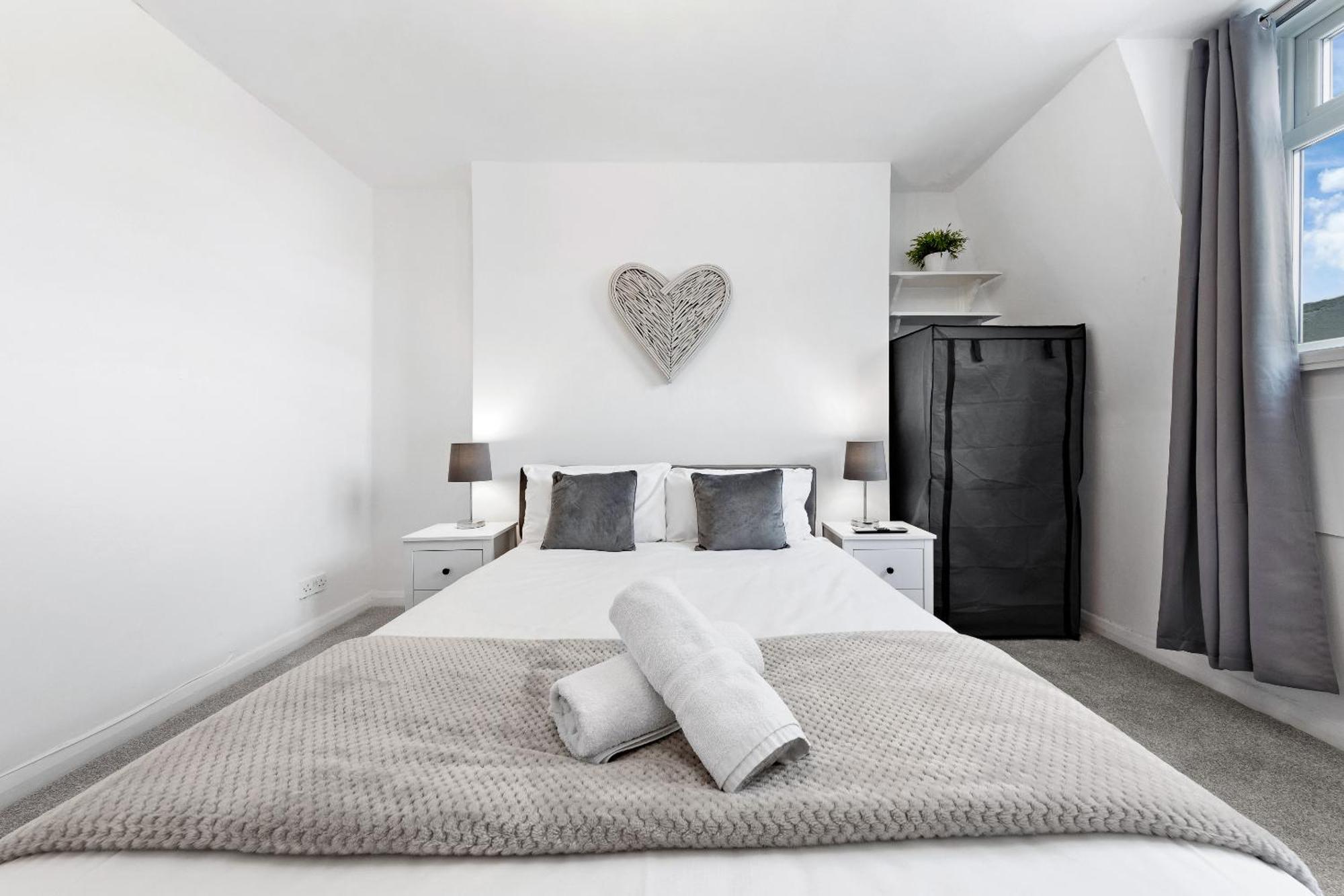 Newly Renovated Kensington 2 Bedroom Apartment With Balcony Near Harrods Sleeps 6, 2 Min Walk From Station London Exterior foto
